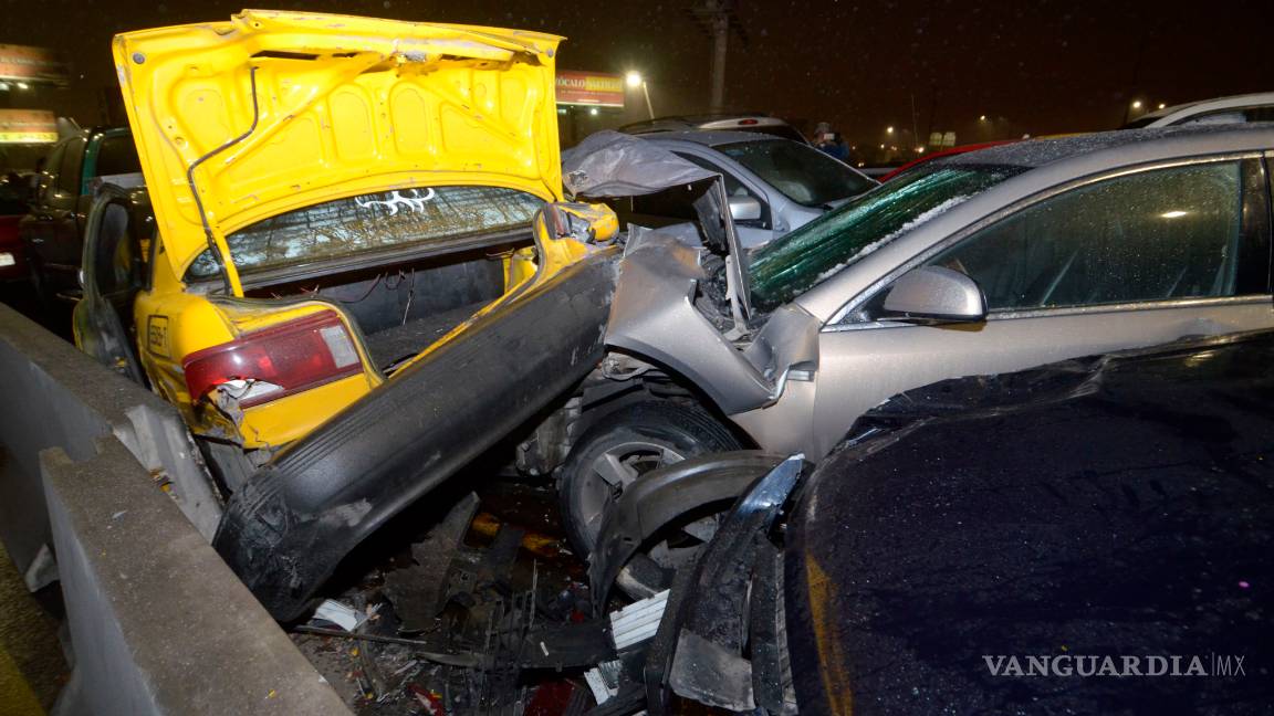 $!Colisionan más de 40 vehículos en mega carambola del Periférico de Saltillo (fotogalería)