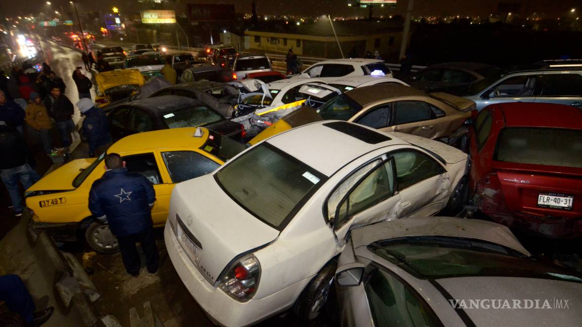 $!Colisionan más de 40 vehículos en mega carambola del Periférico de Saltillo (fotogalería)