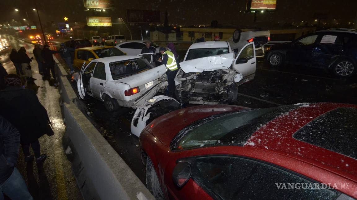 $!Colisionan más de 40 vehículos en mega carambola del Periférico de Saltillo (fotogalería)