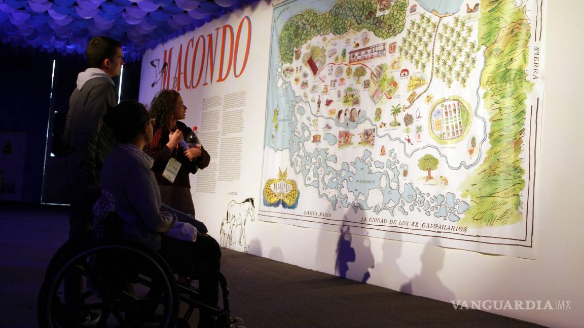 $!Visitantes recorren el pabellón Macondo en Bogotá, Colombia, durante la Feria Internacional del Libro de Bogotá en 2015.