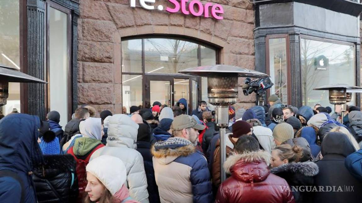Pese al frío, las personas hacen largas colas para comprar el iPhone X en Moscú