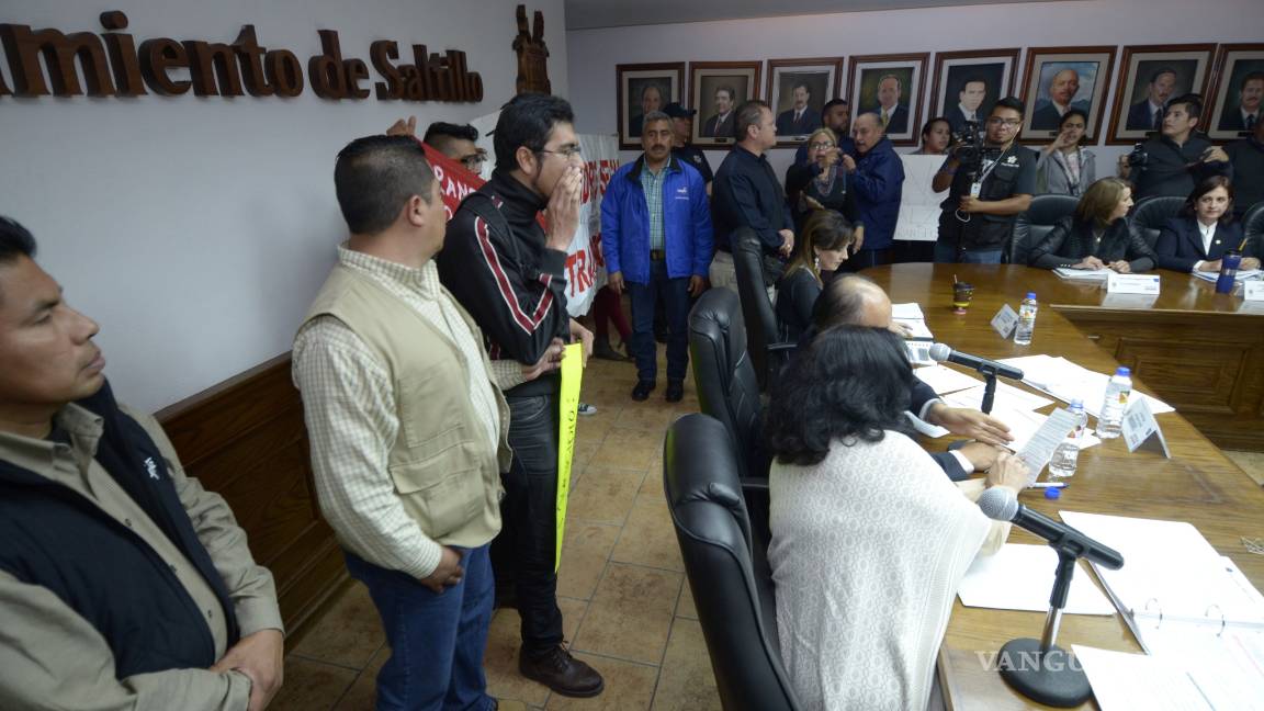 $!Aprueban alza a tarifas del transporte en Saltillo; ciudadanos irrumpen en Alcaldía y forman un 'Cabildo Ciudadano'