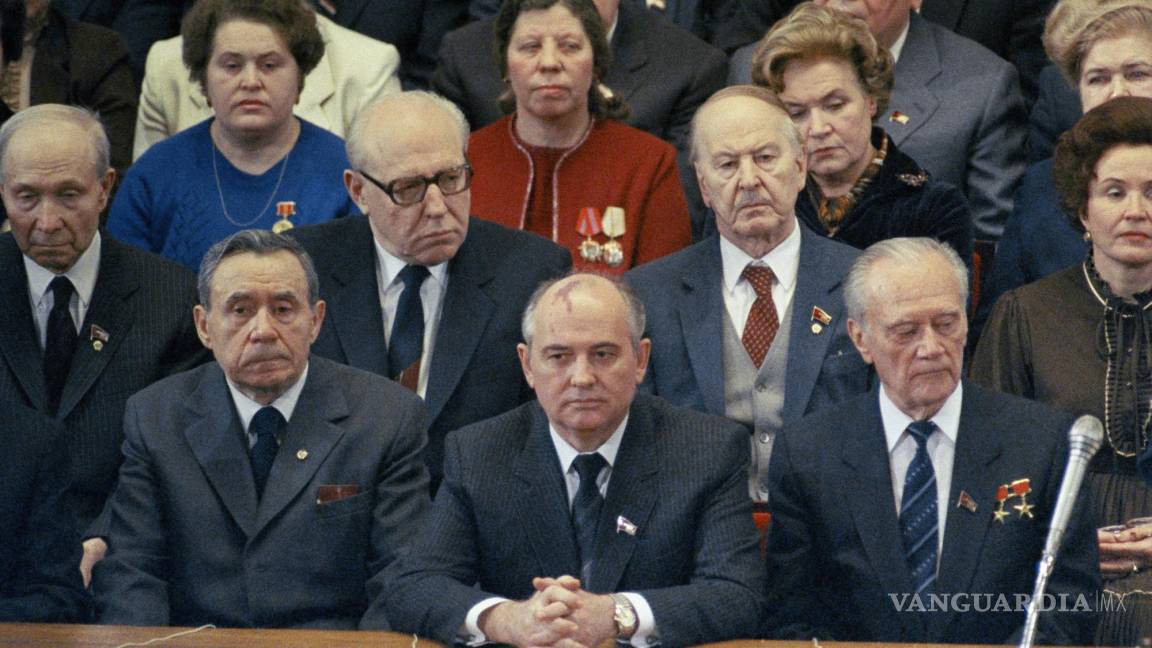 $!Mikhail Gorbachev, centro, asiste a la Gala del Día Internacional de la Mujer en el Teatro Bolshoi de Moscú el 7 de marzo de 1985.