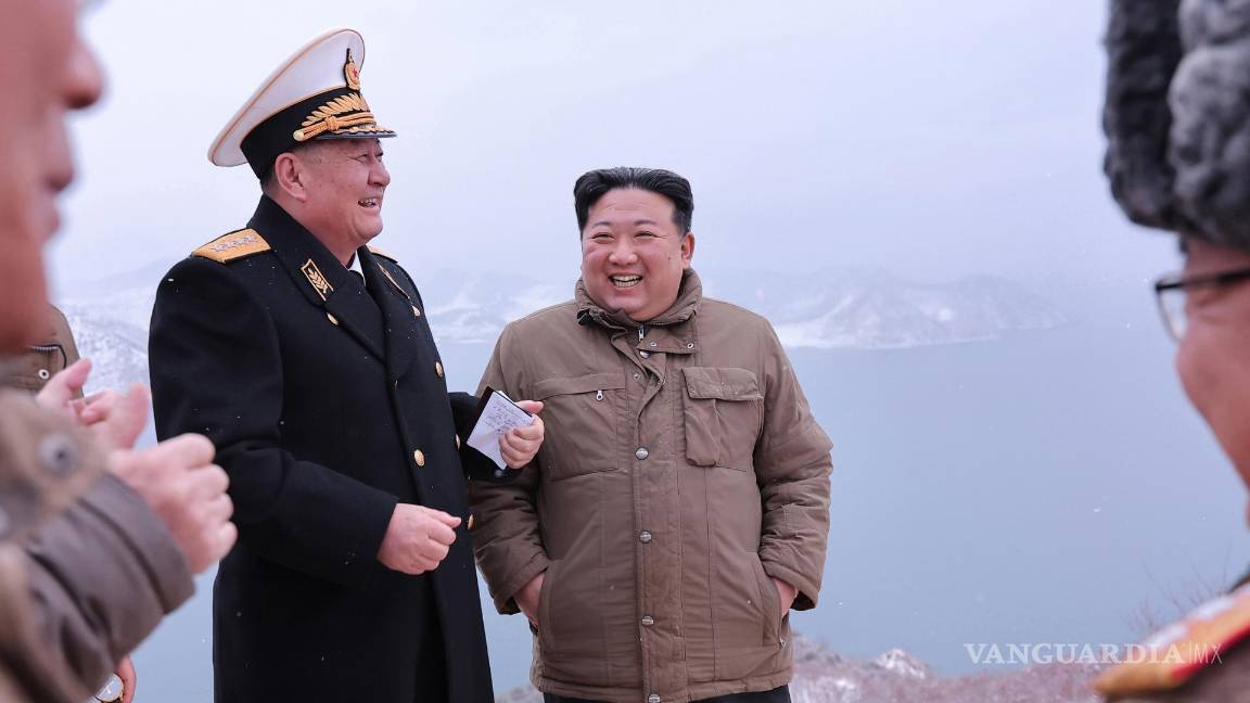 $!Kim Jong Un (c) supervisa la prueba de fuego del recientemente desarrollado misil de crucero estratégico lanzado desde un submarino ‘Pulhwasal-3-31’.