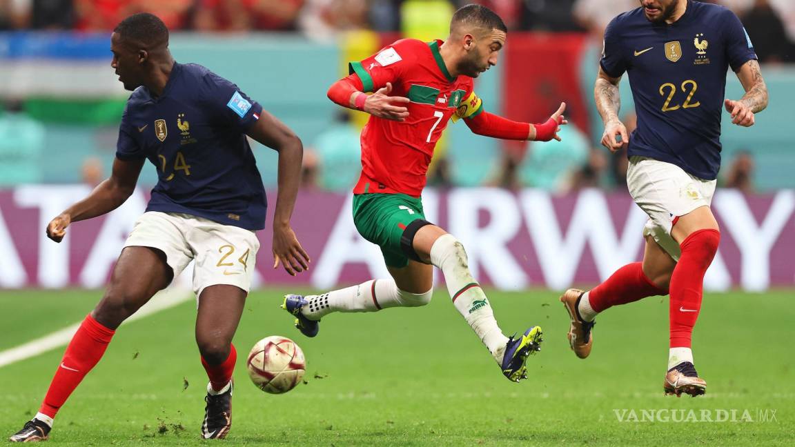 $!Hakim Ziyech (C) de Marruecos disputa el esférico ante dos franceses.