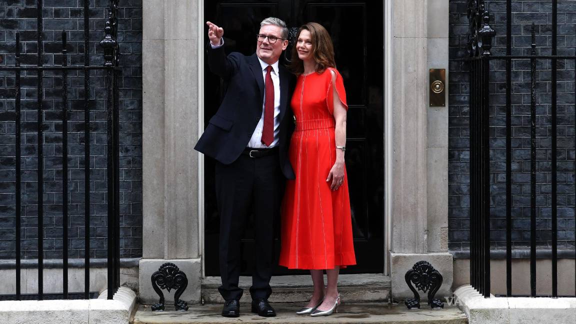 $!El nuevo Primer Ministro británico, Keir Starmer (i) y su esposa Victoria Starmer, posan en las escaleras del número 10 de Downing Street en Londres, Gran Bretaña.