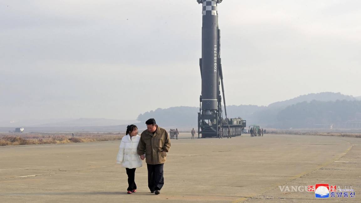 Kim Jong-un, líder de Norcorea, mostró por primera vez en público a su hija durante prueba de misil