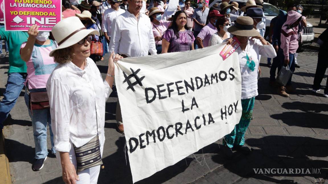 $!En la capital de Oaxaca más de mil personas se unieron a la convocatoria nacional en defensa del Instituto Nacional Electoral.