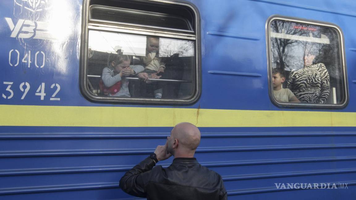 $!Los refugiados ucranianos se despiden de sus familiares que parten hacia Polonia en una estación de tren en la ciudad de Odesa, en el sur de Ucrania.