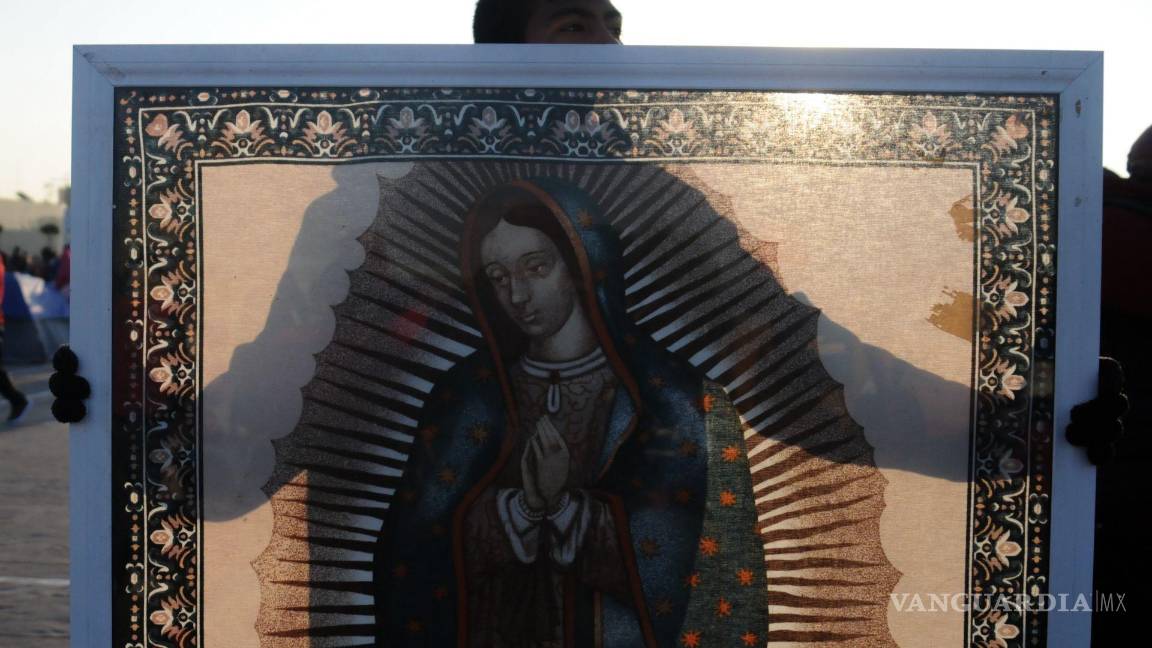 $!Un devoto de la Virgen de Guadalupe camina a la Basílica para dar gracias o adorar el día antes de su fiesta en la Ciudad de México.