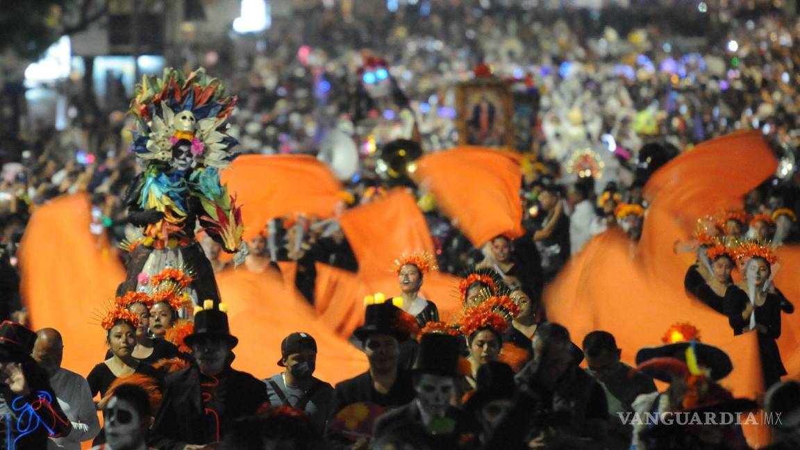 $!Miles de personas participaron en la Mega Procesión de Catrinas 2022 la cual partió del Ángel de la Independencia rumbo al Zócalo.