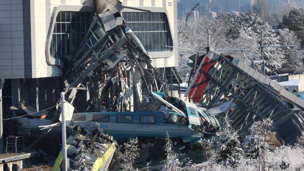 $!Choque entre un tren de alta velocidad con una locomotora deja 9 muertos y 47 heridos en Ankara