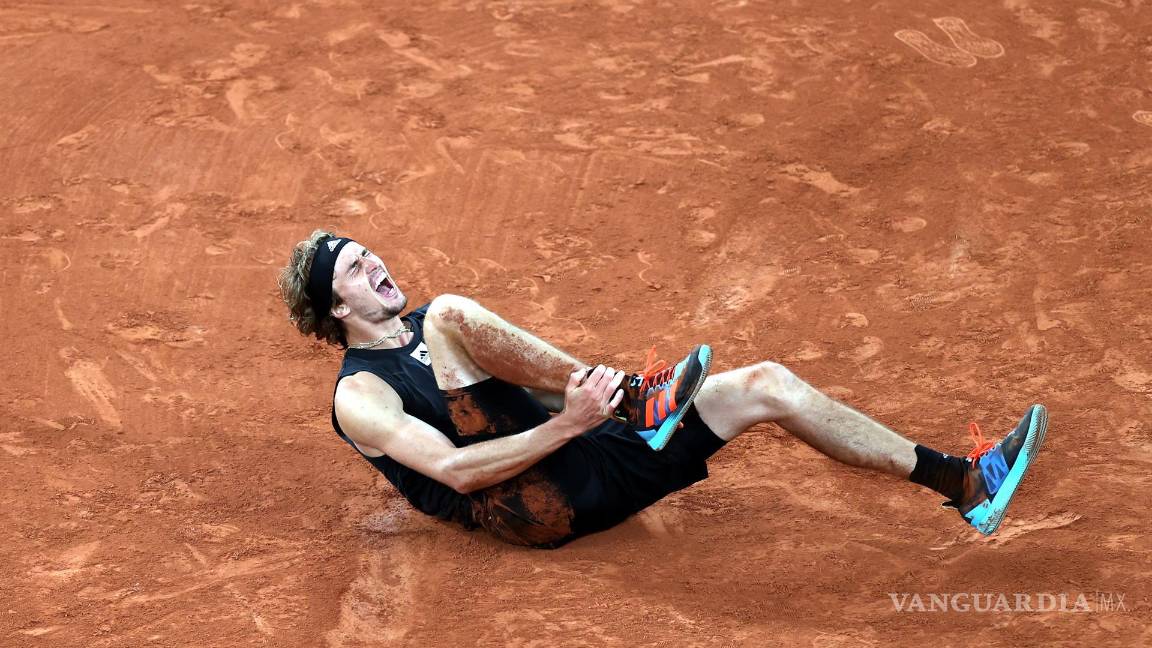 $!Alexander Zverev se lesiona en el partido de semifinales de hombres contra Rafael Nadal en el torneo de tenis del Abierto de Francia en Roland Garros en París.