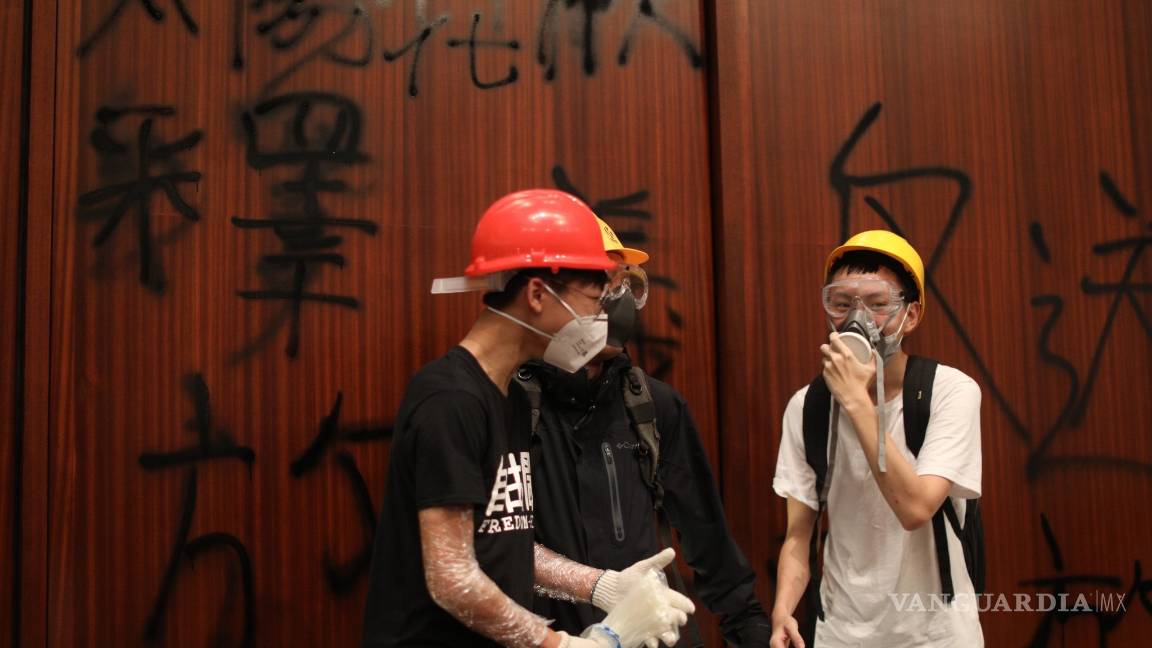 $!Manifestantes toman violentamente el control del Parlamento de Hong Kong