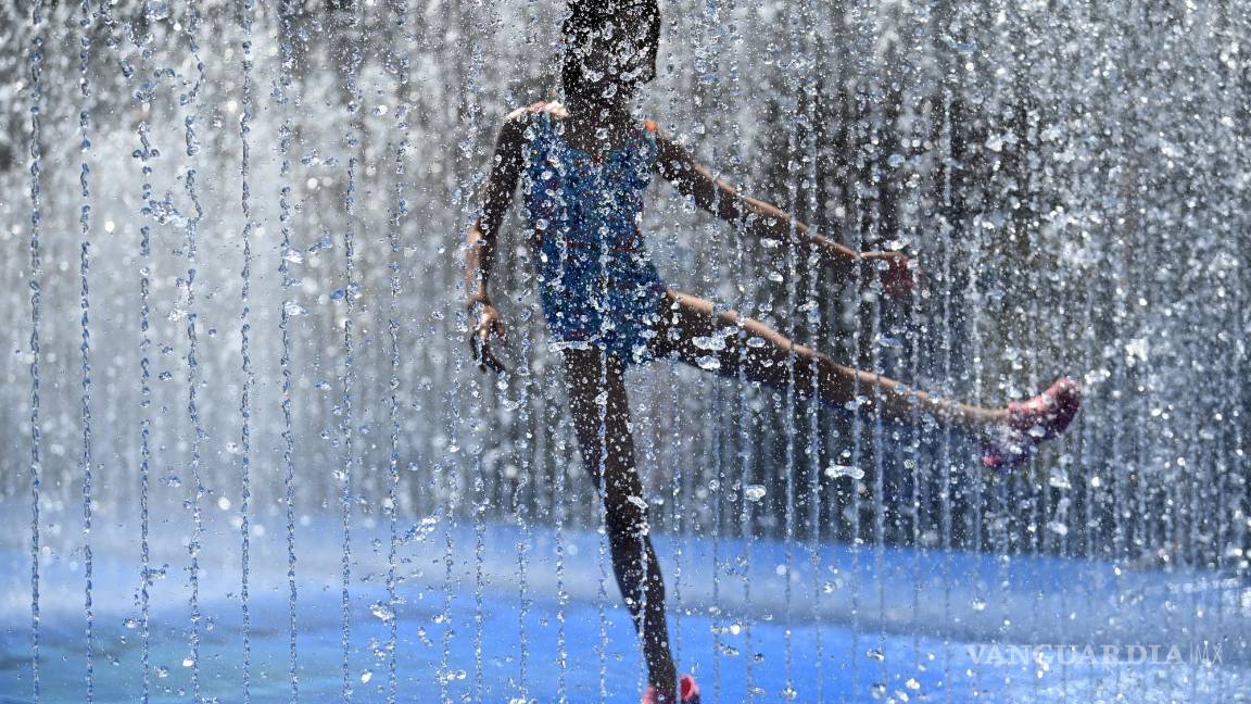 $!Una niña juega en una fuente en Londres, Gran Bretaña. Por primera vez el Reino Unido superó este hoy por primera los 40 grados centígrados.