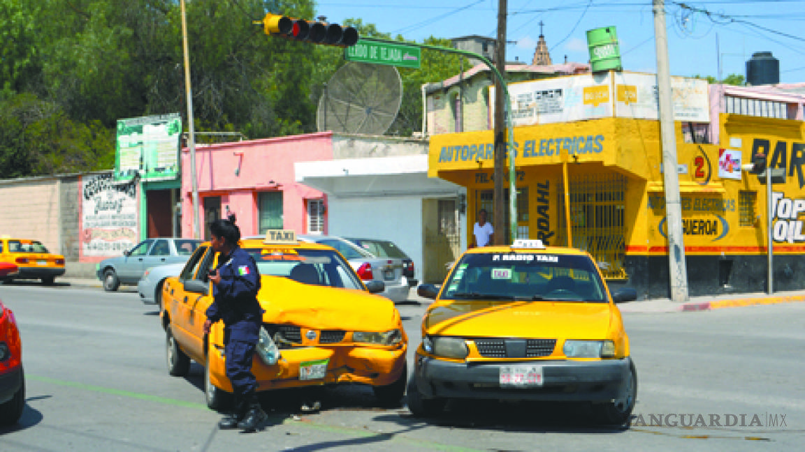 Taxista iba con el celular, se pasa el rojo y causa choque