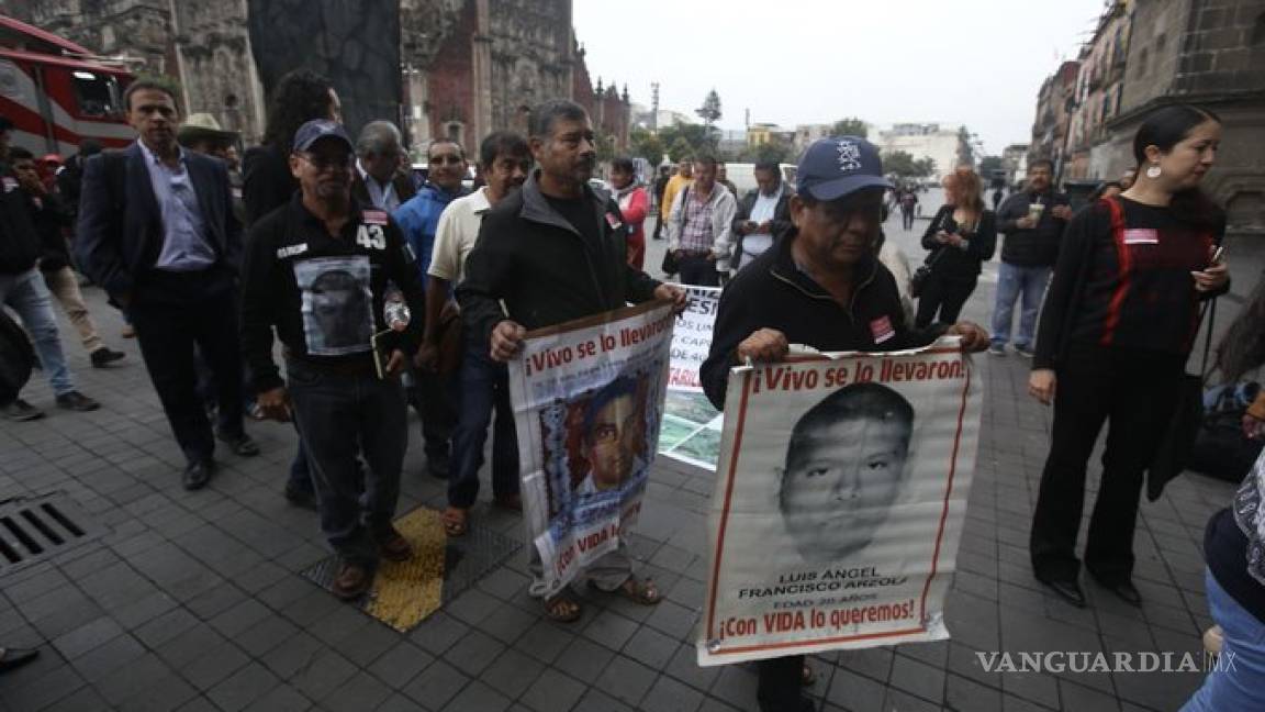 Se reúnen padres de 43 de Ayotzinapa con AMLO en Palacio Nacional