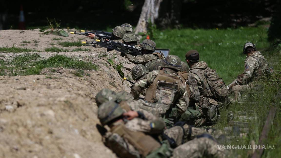 $!- (United Kingdom), 02/06/2023.- Ukrainian military personal undergo combat training with British troops from 11 Security Force Assistance Brigade at an undisclosed location in England, Britain, 02 June 2023. The Ukrainian volunteers undergo urban warfare training as well as field training exercises under the UK led support programme, which includes instruction in weapons handling, battlefield first aid, fieldcraft, patrol tactics and the Law of Armed Conflict. (Rusia, Ucrania, Reino Unido) ATTENTION: FOR OPERATIONAL SECURITY REASONS IT IS NOT PERMITTED TO REPORT THE DETAILS OF ANY LOCATIONS, OR TO REVEAL THE IDENTITIES OF ANY UKRAINIAN RECRUITS OR SHOW THEIR IDENTIFIABLE FACES IN PRINT, ONLINE OR BROADCAST IMAGERY.