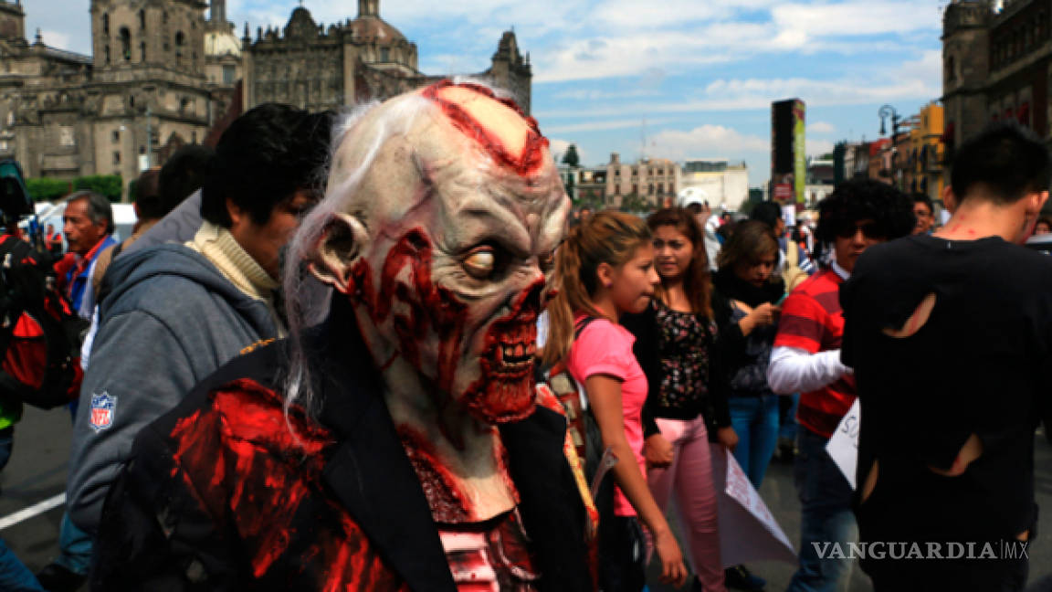 Se manifiestan perredistas zombis en Palacio Nacional