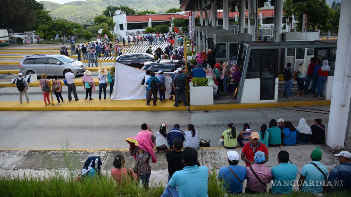 Maestros retienen a policía federal en Chilpancingo