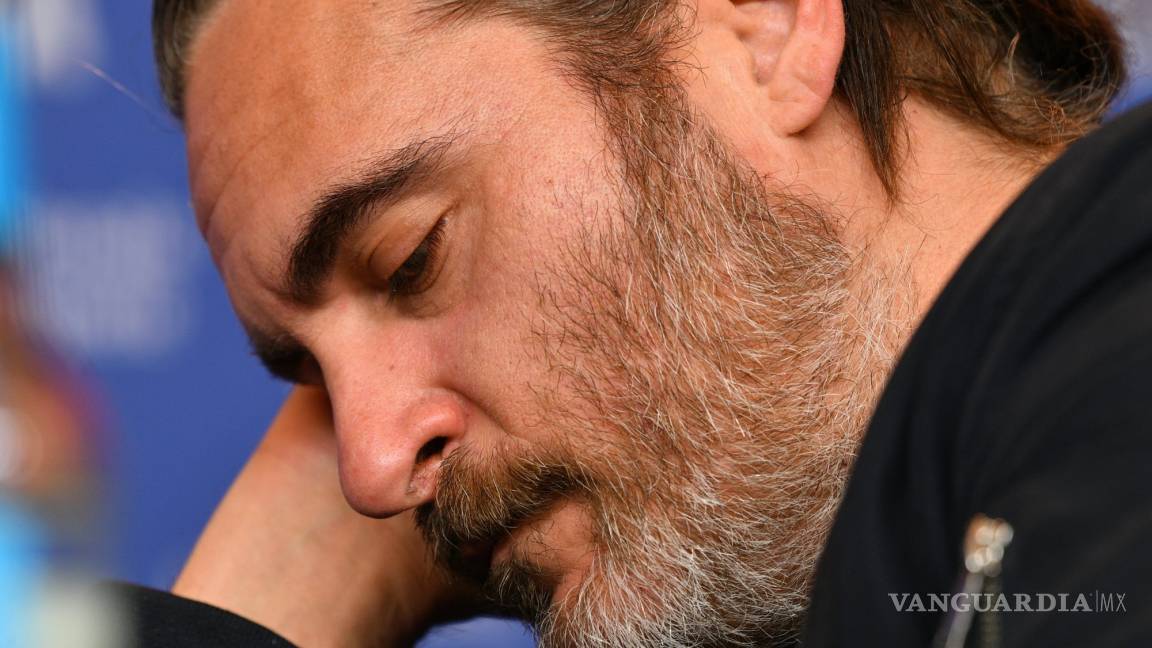 Joaquin Phoenix se queda dormido en la conferencia de prensa en la Berlinale