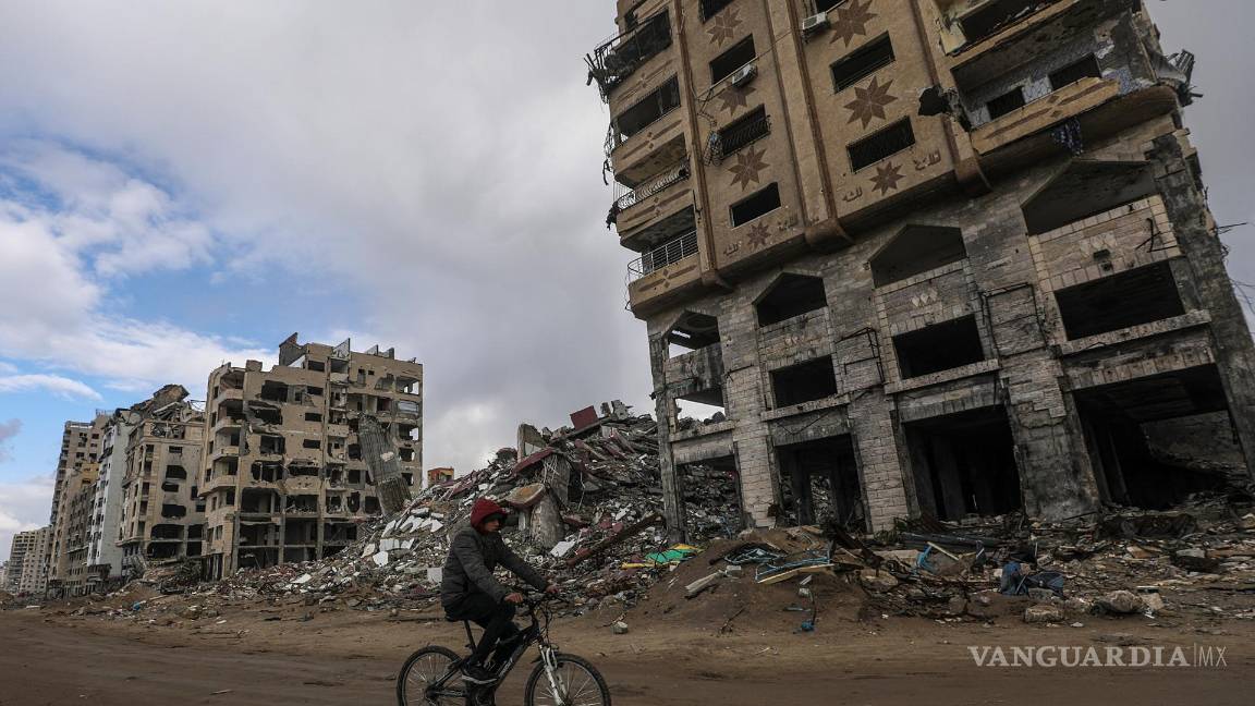$!Un palestino pasa en bicicleta frente a edificios destruidos en la ciudad de Gaza en medio de un alto el fuego entre Israel y Hamás, Franja de Gaza.