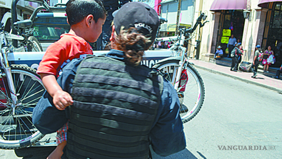 Niño se extravía en el centro de Saltillo; lo entregan a policías