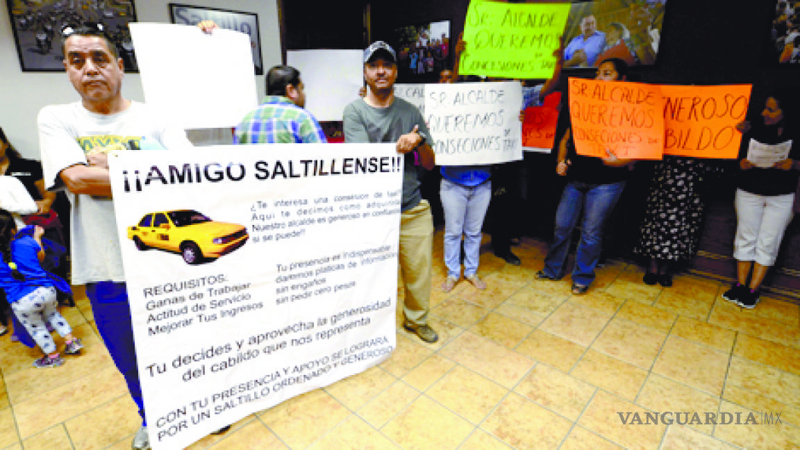 Taxistas se manifiestan; piden concesiones en Presidencia Municipal de Saltillo