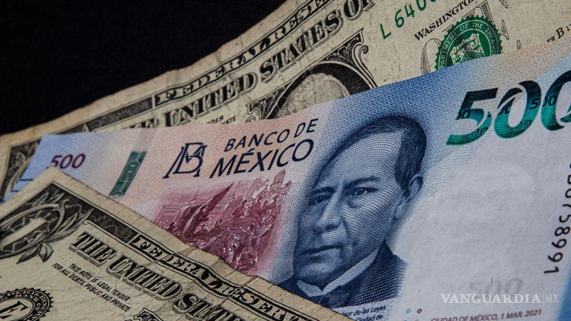 Peso mexicano sigue retrocediendo ante el dólar, cerraría semana con bajas