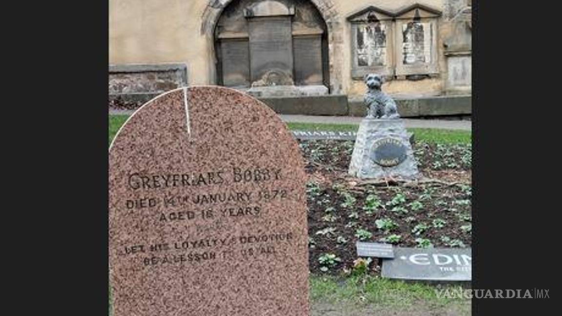 $!En Edimburgo, el fiel perrito “Bobby” fue enterrado al lado de su dueño y además tiene una escultura en su honor.