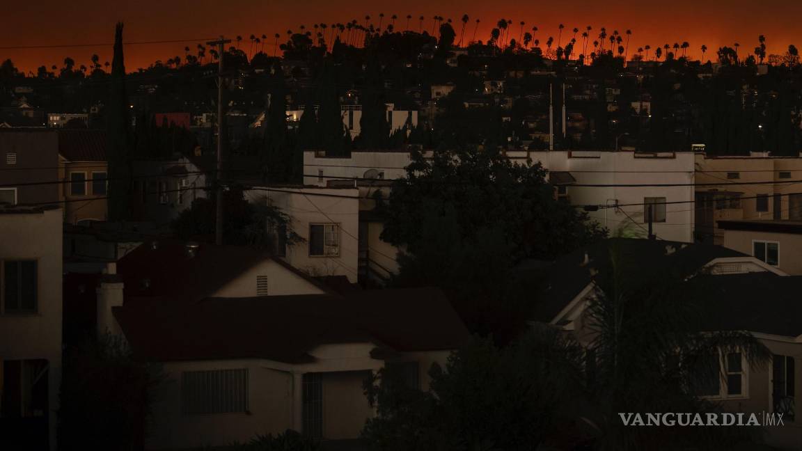 $!El humo de los incendios forestales se cierne en el cielo el miércoles 8 de enero de 2025, en Los Ángeles.