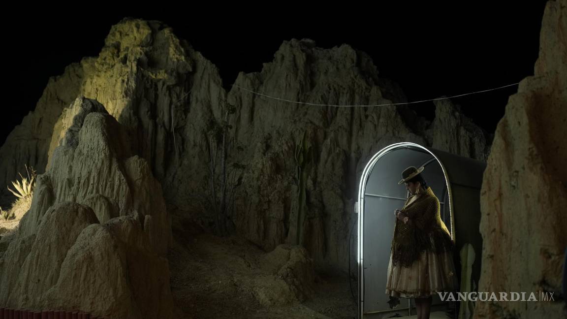 $!Una participante espera a ser presentada en el concurso de belleza Miss Cholita Paceña 2023, en Valle de La Luna, Bolivia, el 23 de junio de 2023.