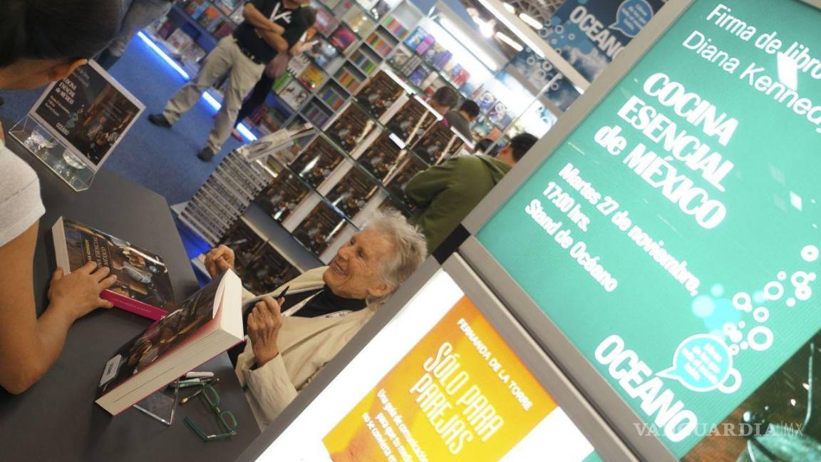 $!Diana Kennedy durante una firma de libros en Guadalajara, Jalisco.