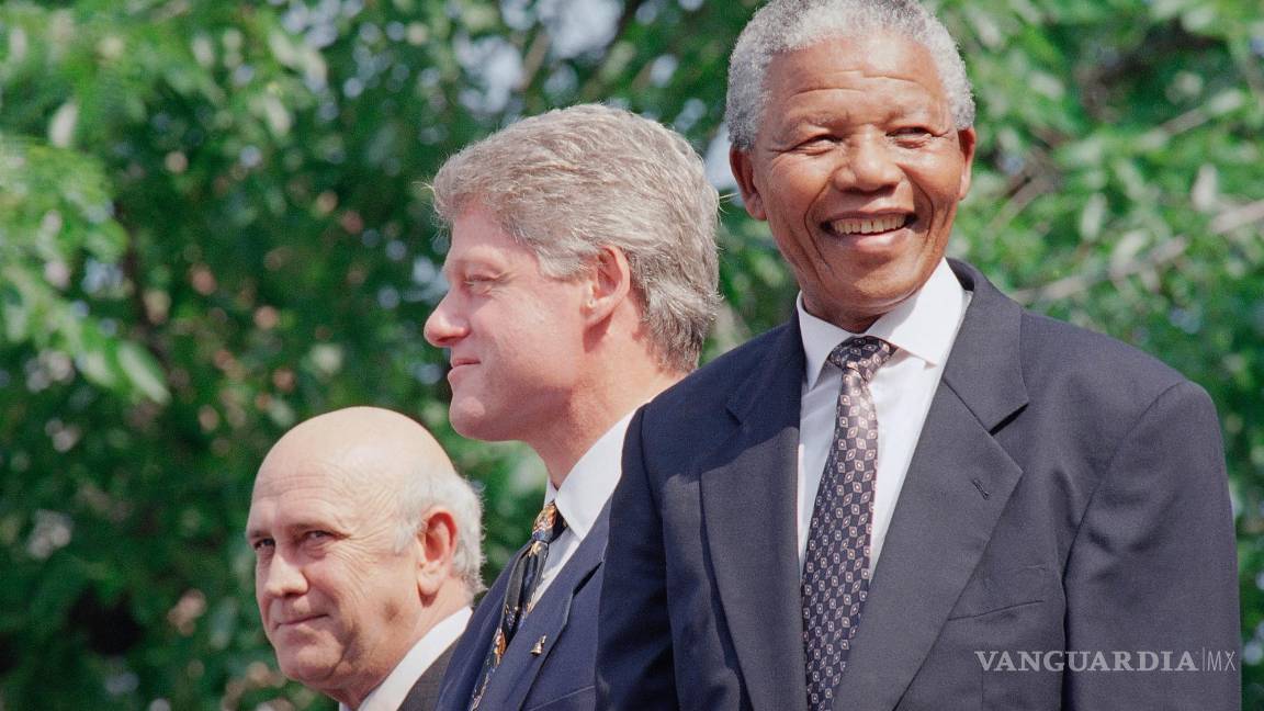 $!Frederik Willem de Klerk, presidente sudafricano; el mandatario estadounidense Bill Clinton y Nelson Mandela en Filadelfia, el 4 de julio de 1993.