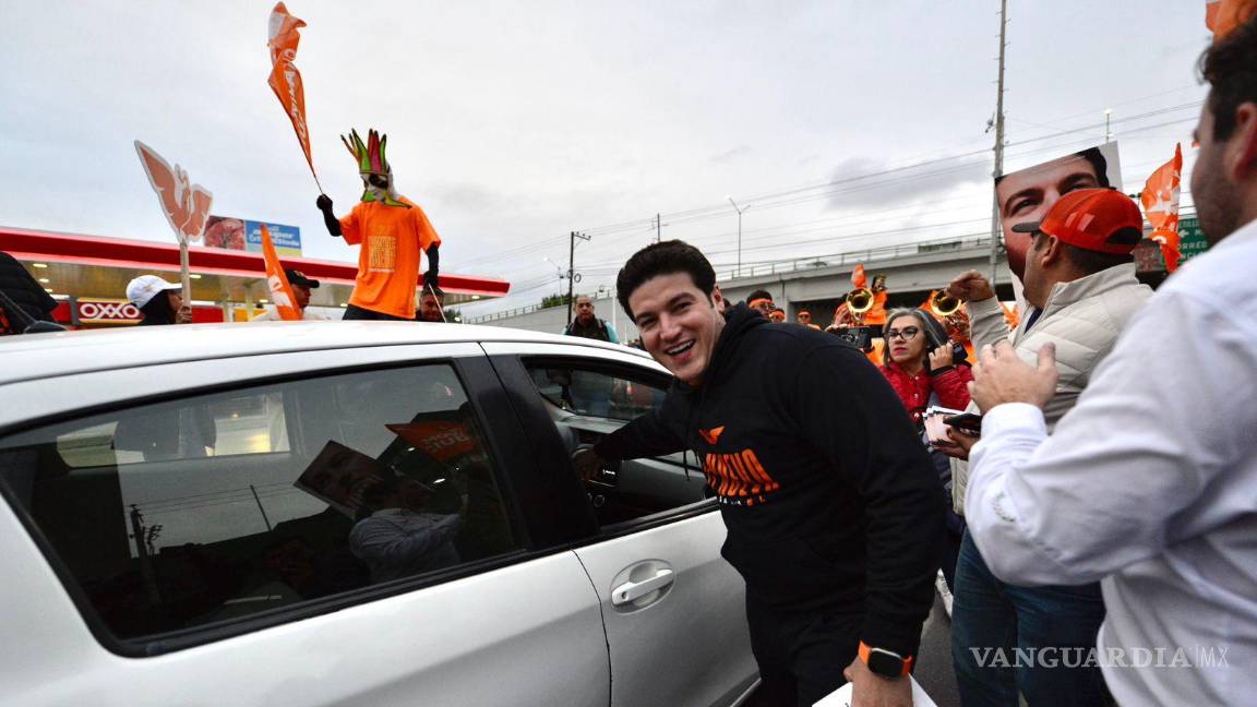 $!El gobernador con licencia de NL pegó calcomanías en el cruce de Carranza y LEA.