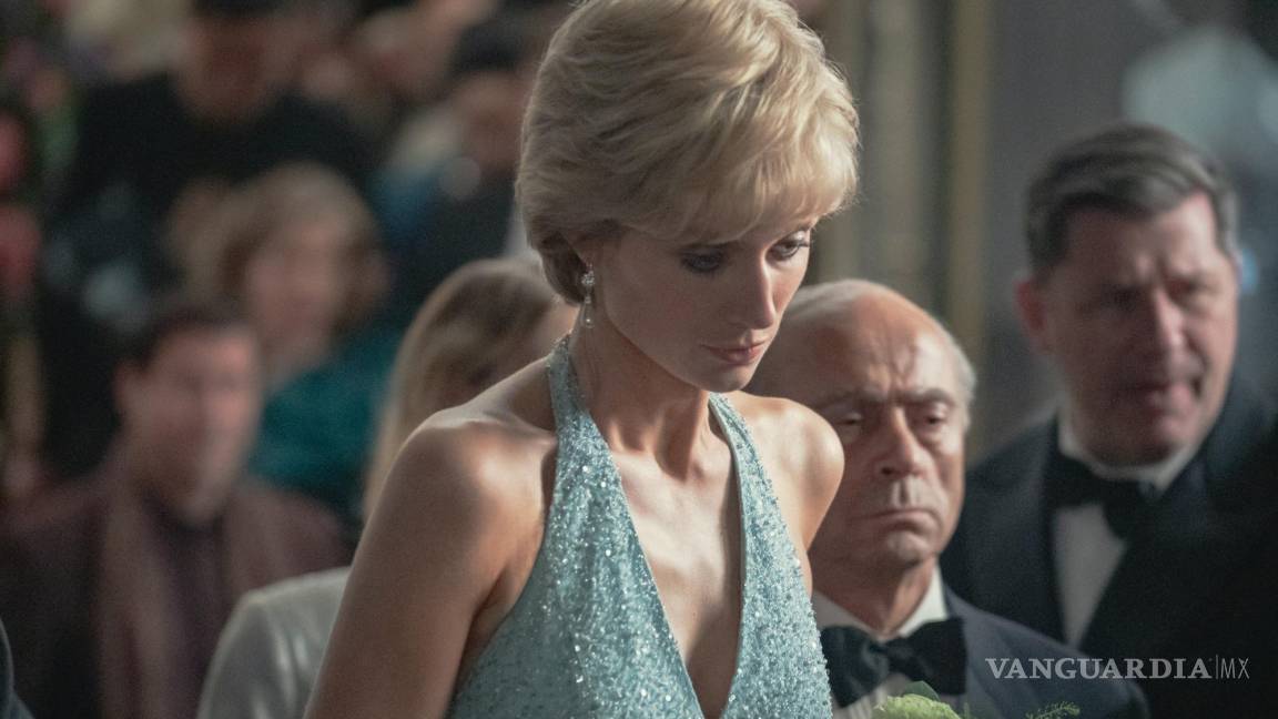 $!En esta imagen proporcionada por Netflix, Elizabeth Debicki como Diana, princesa de Galess en una escena de The Crown.