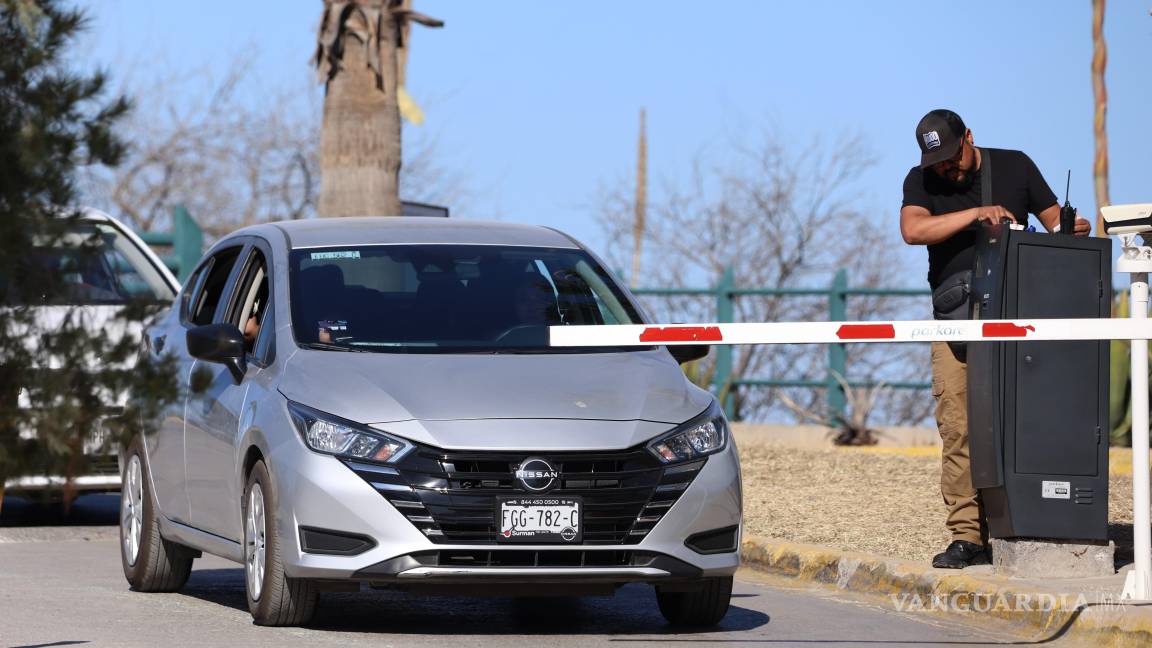 Denuncian largas filas para pagar estacionamiento en el Museo del Desierto de Saltillo