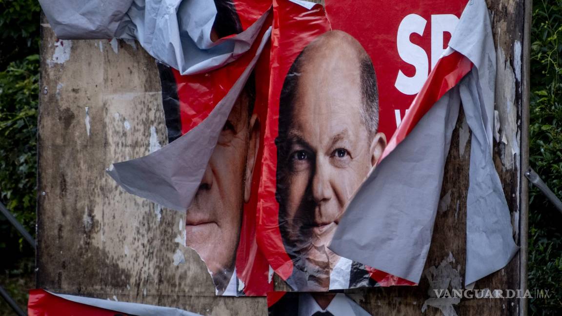 $!Un cartel electoral dañado muestra al canciller alemán Olaf Scholz en Fráncfort, Alemania-