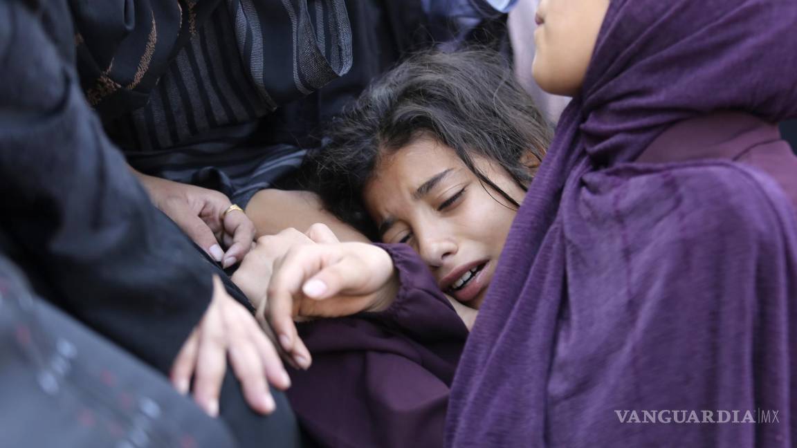 $!Una niña palestina llora durante el funeral de Amir Ganan, quien murió en un ataque aéreo israelí contra edificios en Jan Yunis, en la Franja de Gaza, el martes 10 de octubre de 2023. (AP Foto/Hatem Ali)