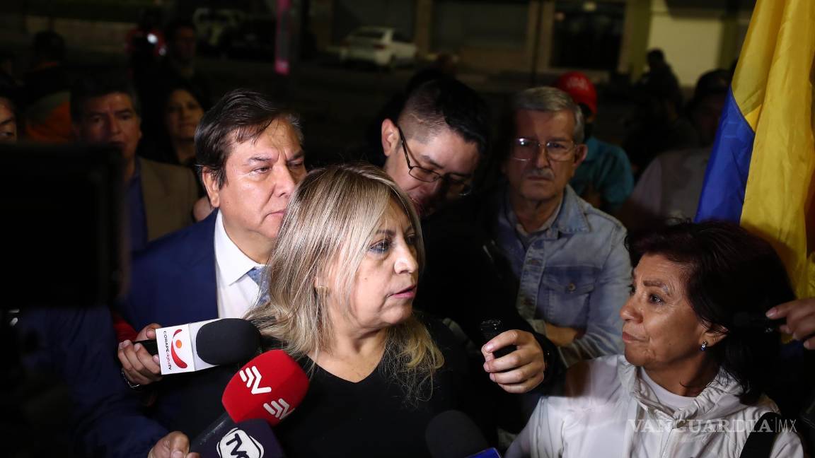 $!Patricia Villavicencio, hermana de Fernando Villavicencio, habla con los medios tras el ataque que le costó la vida al político en Quito, Ecuador.