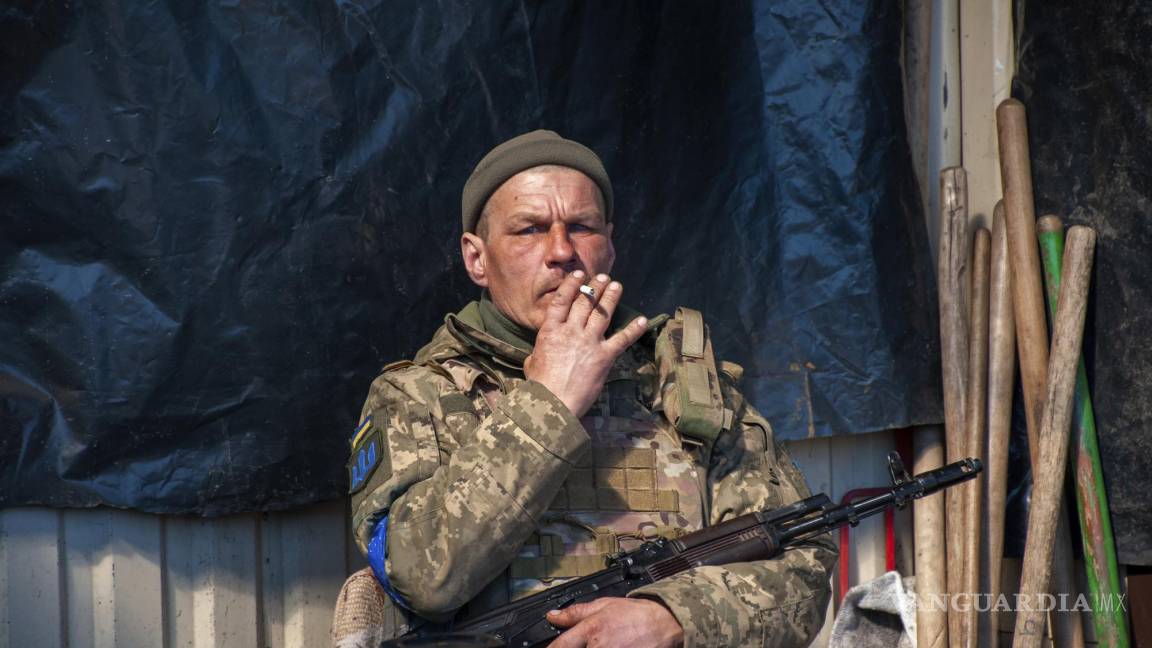 $!Un soldado ucraniano descansa en su puesto en Járkiv, Ucrania. AP/Andrew Marienko