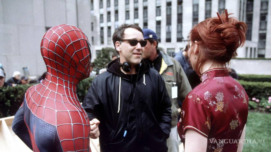 $!Sam Raimi con Tobey Maguire y Kirsten Durnst durante el rodaje de “Spider-Man”.