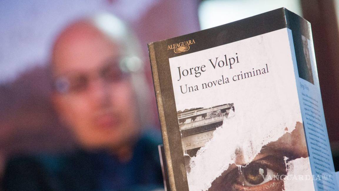 $!El escritor Jorge Volpi presentó el libro que lo hizo acreedor al premio Alfaguara de novela “Una novela criminal”.