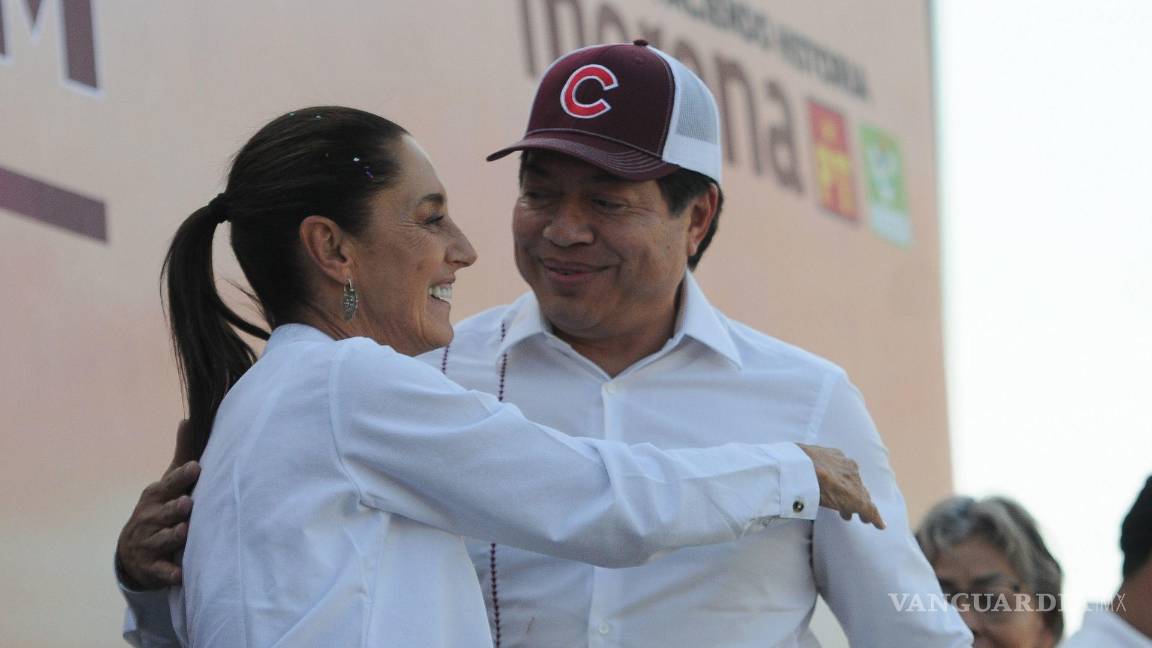 $!Claudia Sheinbaum y Mario Delgado se saludan luego del discurso del dirigente de Morena en el Estado de México.