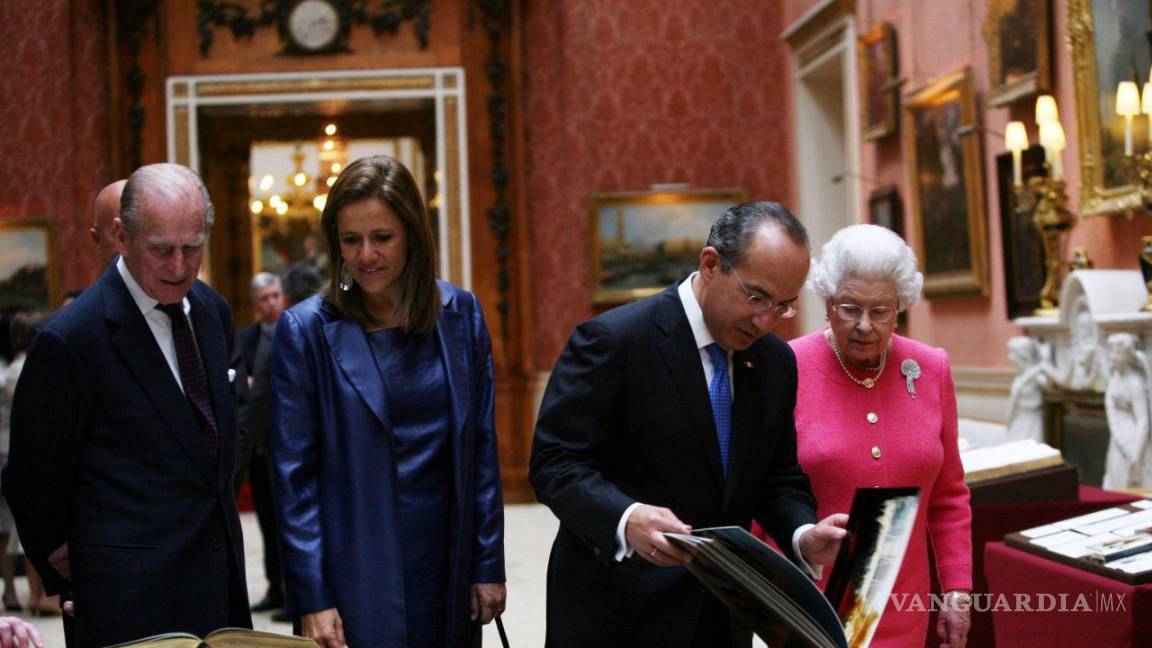 $!El príncipe Felipe, Margarita Zavala, esposa del entonces presidente de México, Felipe Calderón Hinojosa y la reina Isabel II.