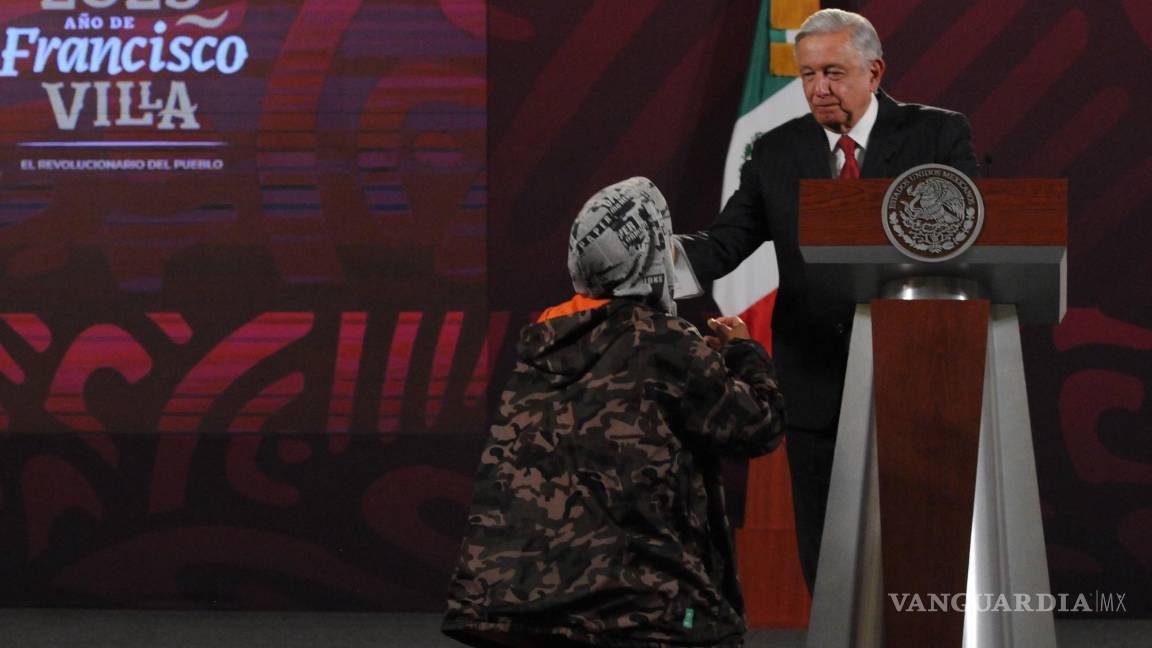 Irrumpe periodista en ‘La Mañanera’, se hinca ante AMLO y denuncia amenazas