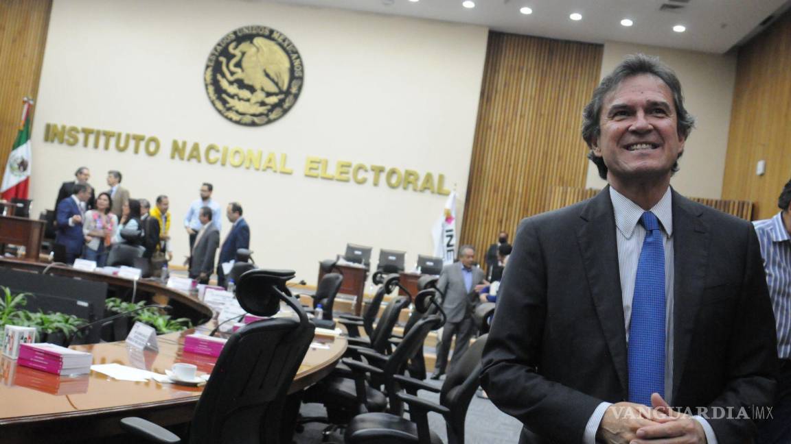 Entre aplausos, Edmundo Jacobo se reincorpora como secretario ejecutivo del INE