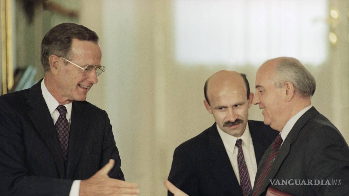 $!El presidente de EU George H. Bush y el de la URSS, Mikhail Gorbachev en la firma del tratado de reducción de armas START en Moscú, el 31 de julio de 1991.