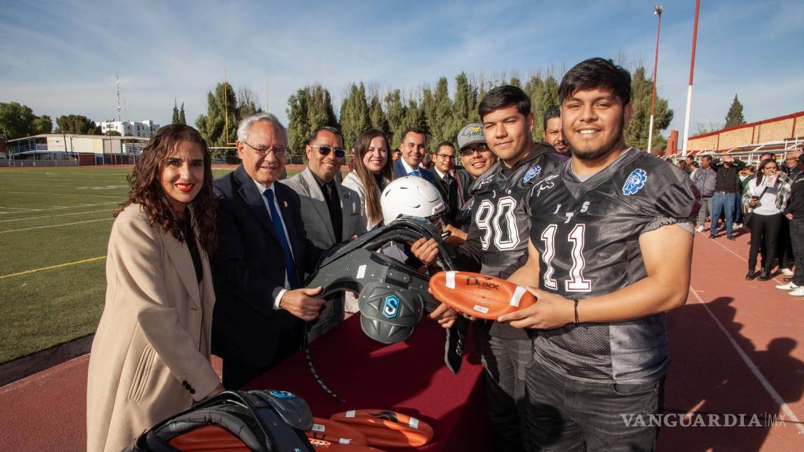 $!En representación del equipo estuvo presente el capitán, David Rivas, estudiante de noveno semestre de Ingeniería Industrial.