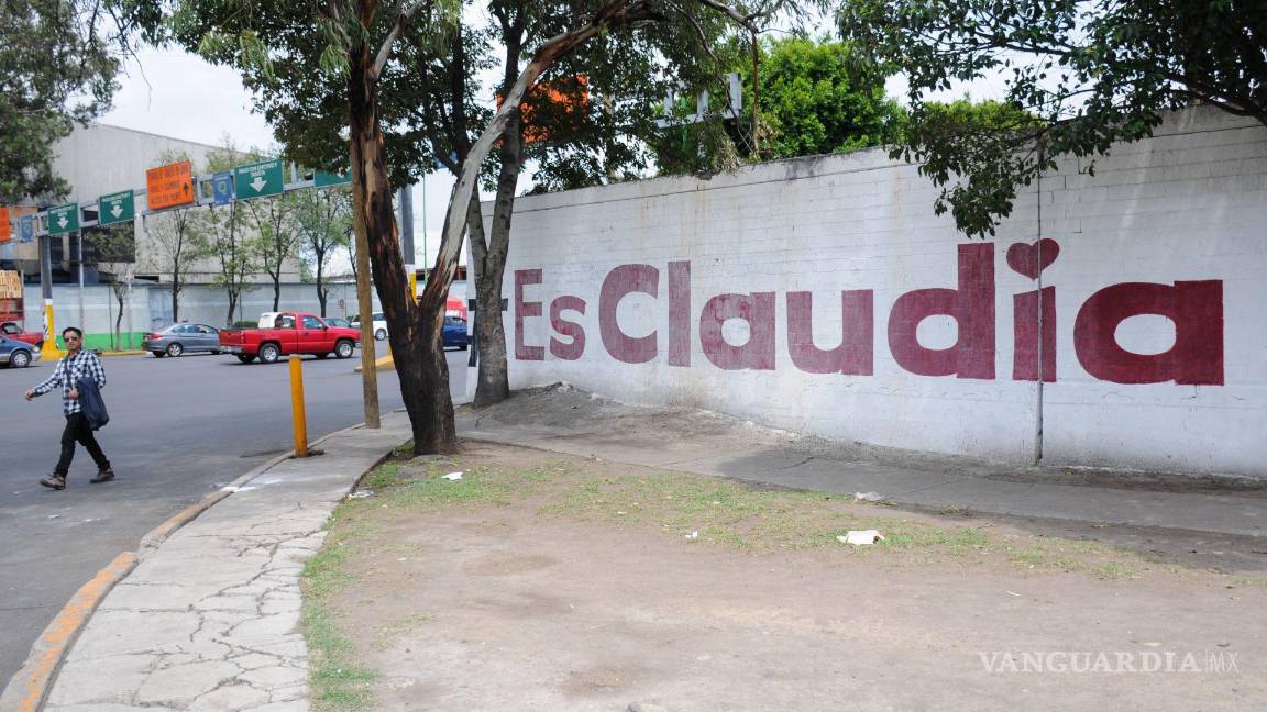 $!Claudia Sheinbaum ha sido señalada por actos anticipados de campaña con la pinta de bardas y contratación de anuncios espectaculares.